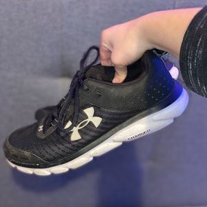 black under armour mens 9.5 tennis shoes
